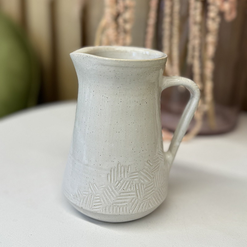 Кувшин-молочник из керамики белый с фактурой Fabrica